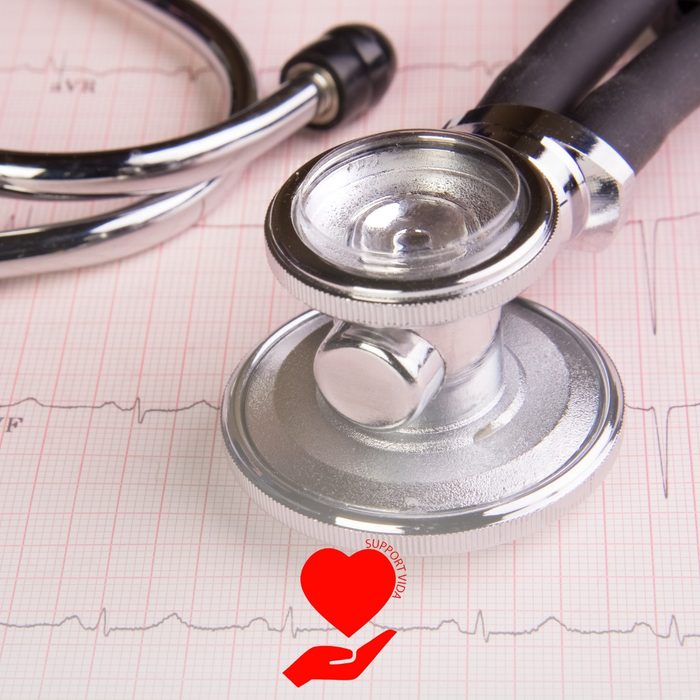 Estetoscópio apoiado sobre o traçado impresso de um eletrocardiograma (ECG)