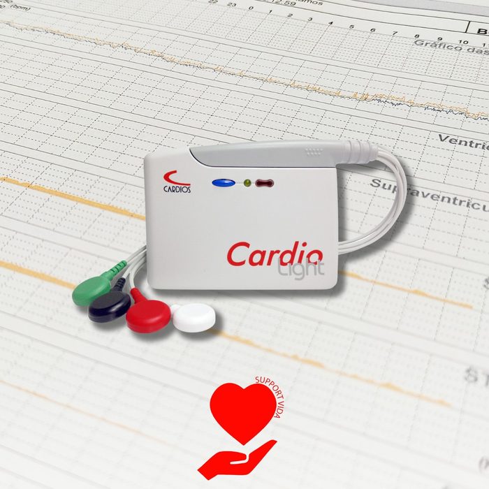Aparelho de Holter 24h com eletrodos coloridos, usado para monitorar o coração por um dia inteiro